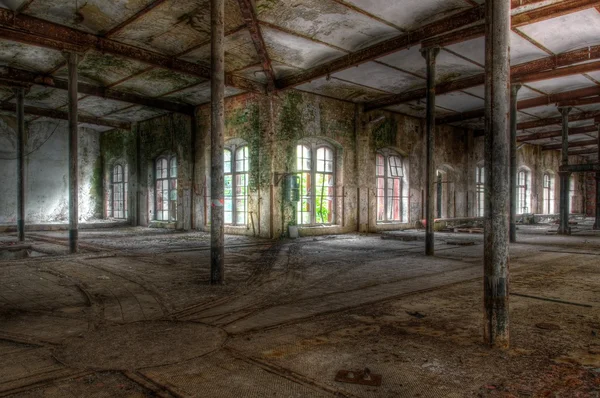 Заброшенный зал с рельсами — стоковое фото