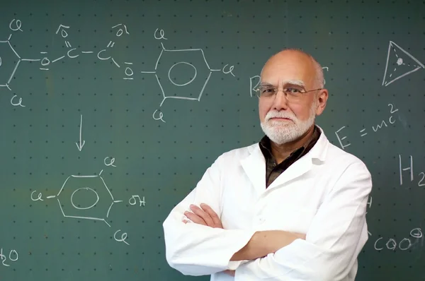 Professor stands in front of a blackboard — Stock Photo, Image
