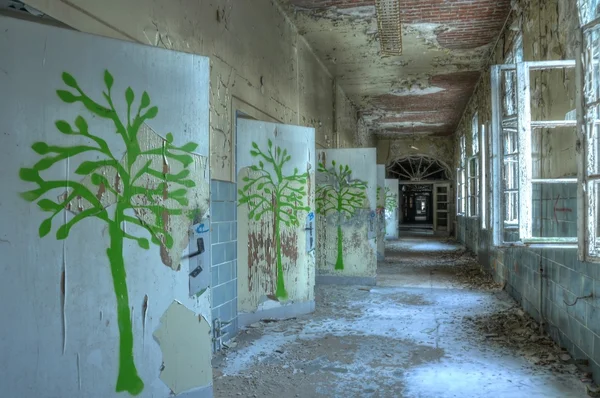 Beelitz terk edilmiş bir hastane koridorunda — Stok fotoğraf