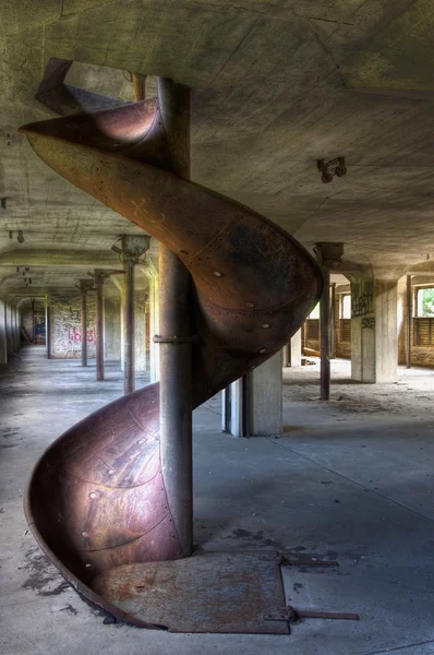 Glisser dans un moulin abandonné — Photo