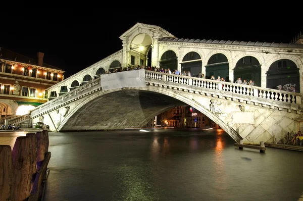 Venedik'teki rialto Köprüsü, gece — Stok fotoğraf