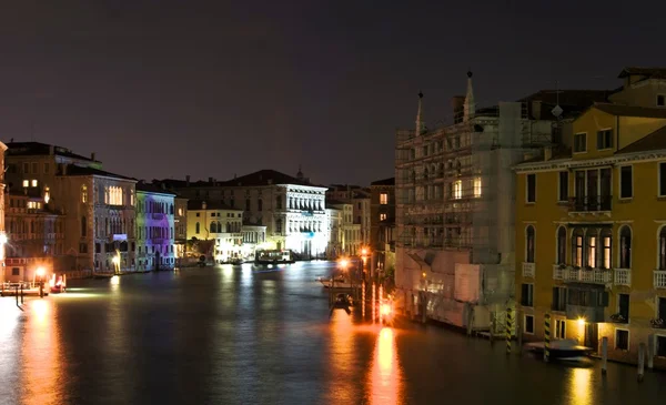 夜に venedischer 運河 — ストック写真