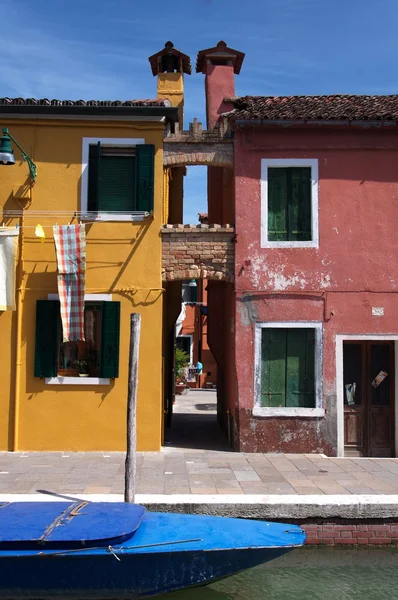 Casas y barcos en Burano — Foto de Stock