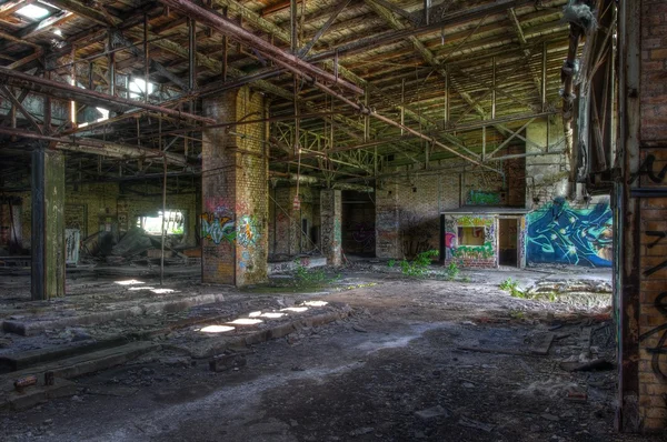 Alte verlassene Lagerhalle — Stockfoto
