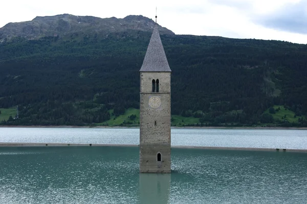 Kerk van reschenpass in het water — Stockfoto