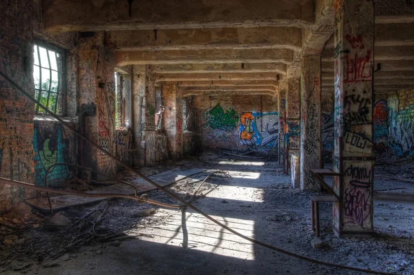 Armazém abandonado e raios de sol — Fotografia de Stock