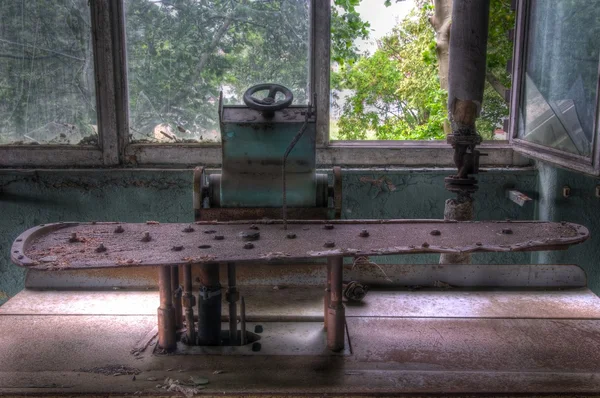 Alte verlassene Wäsche-Bügelmaschine in — Stockfoto