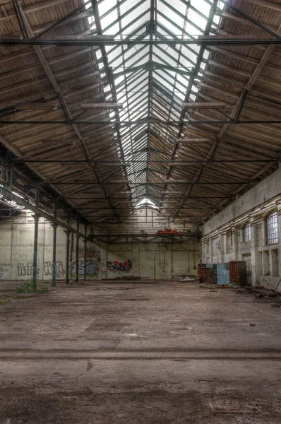 Ventana larga en el pasillo abandonado — Foto de Stock