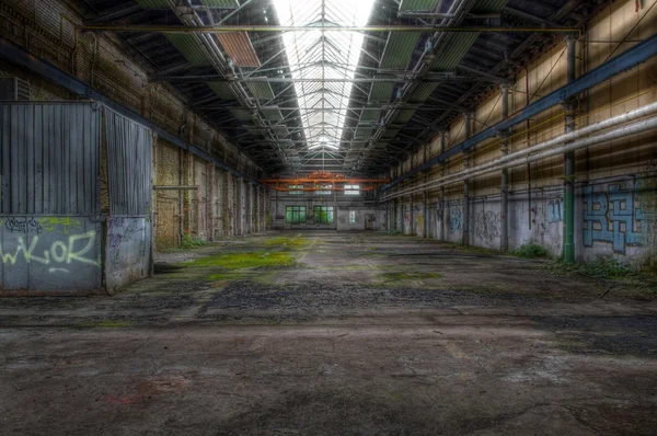 Antiguo salón abandonado con ventana larga — Foto de Stock