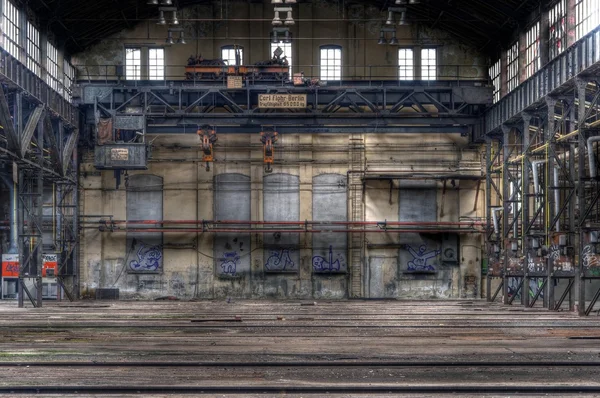 Velho guindaste abandonado em um lugar perdido — Fotografia de Stock