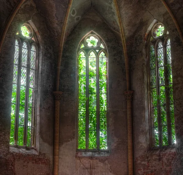 Kilise pencere hasta kilisede büyümüş