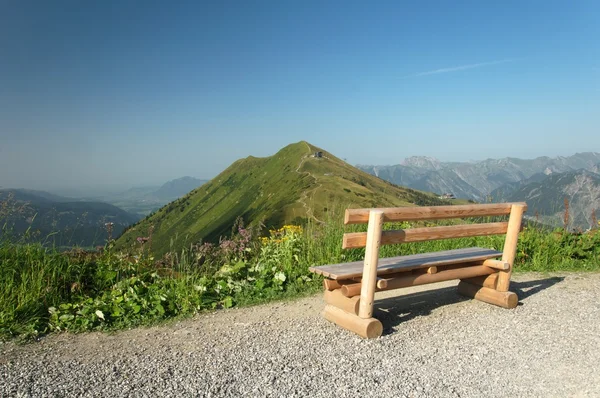 Panca nelle Alpi — Foto Stock