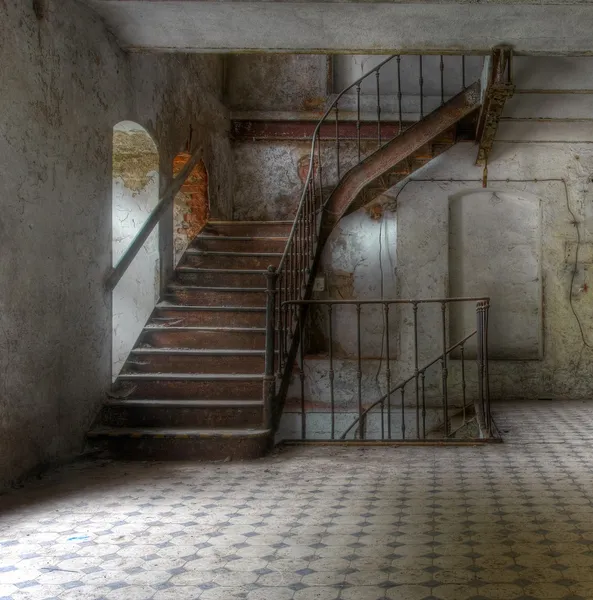 Escadaria velha em um prédio abandonado Imagens Royalty-Free