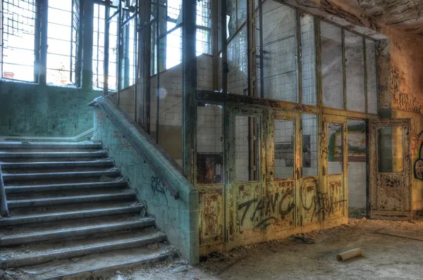 Vecchio ascensore in un ospedale abbandonato Foto Stock Royalty Free