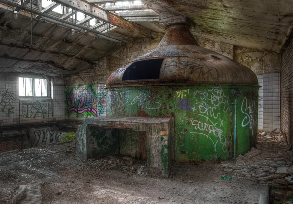 Oude brouwerij ketel in een verlaten brouwerij Stockfoto