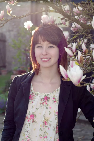 Junge Frau im Garten in der Sonne — Stockfoto