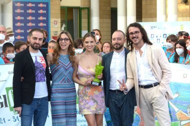 GIFFONI VALLE PIANA - 28 Temmuz 2021: Alfredo Felco, Claudia Napolitano, Aurora Leone, Simone Ruzzo ve Gianluca Colucci Giffoni Film Festivali 50 Plus - 28 Temmuz 2021 tarihinde Giffoni Valle Piana, İtalya.