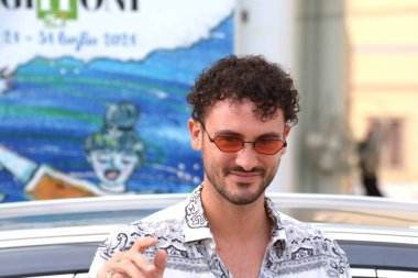 GIFFONI VALLE PIANA - 24 Temmuz 2021: Carlo Luigi Coraggio takma adı Carl Brave Giffoni Film Festivali 50 Plus - 24 Temmuz 2021 'de Giffoni Valle Piana, İtalya.