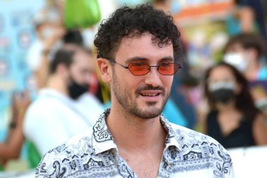 GIFFONI VALLE PIANA - 24 Temmuz 2021: Carlo Luigi Coraggio takma adı Carl Brave Giffoni Film Festivali 50 Plus - 24 Temmuz 2021 'de Giffoni Valle Piana, İtalya.