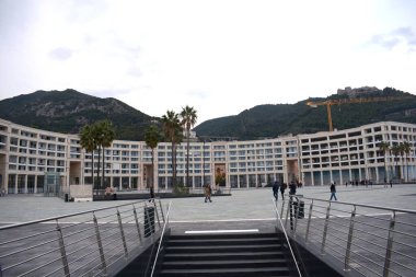 İtalya: Salerno şehir merkezindeki Özgürlük Meydanı manzarası, 12 Kasım 2021.