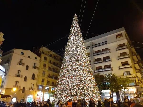 イタリア 2021年12月5日サレルノのクリスマスツリーの表示 — ストック写真