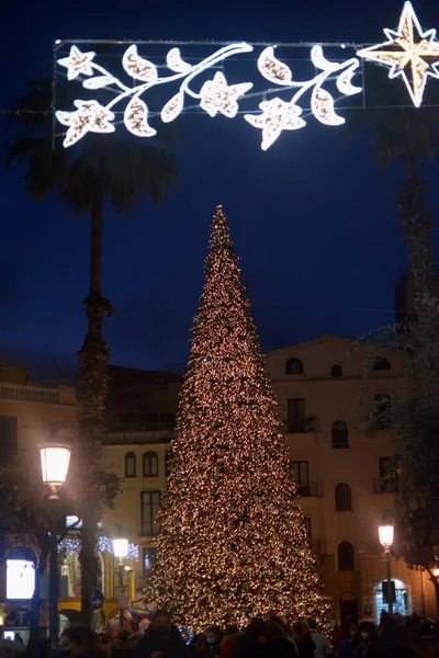 İtalya: Salerno 'daki Noel Ağacı manzarası, 8 Aralık 2021.