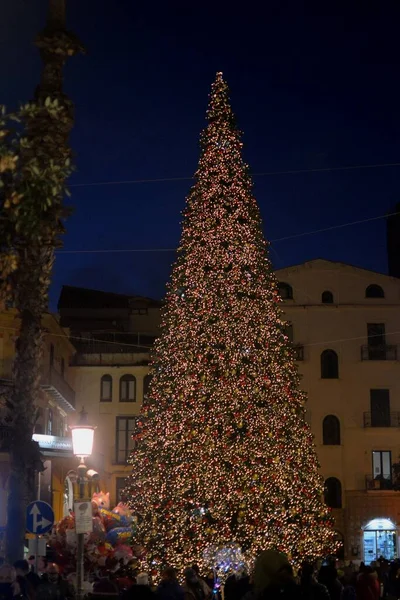 İtalya: Salerno 'daki Noel Ağacı manzarası, 8 Aralık 2021.