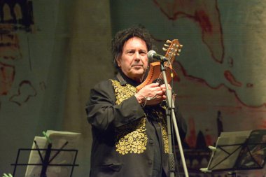 Enzo Avitabile, 10 Temmuz 2022 'de San Cipriano Picentino' da canlı performans sergiliyor..