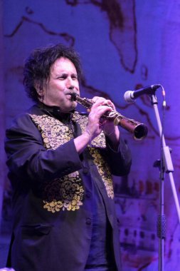 Enzo Avitabile, 10 Temmuz 2022 'de San Cipriano Picentino' da canlı performans sergiliyor..