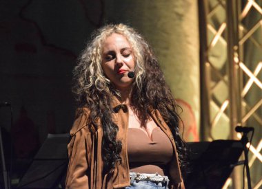 Roberta Barrella, nam-ı diğer Asi, 10 Temmuz 2022 'de San Cipriano Picentino' da canlı performans sergiliyor..