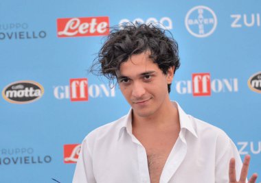GIFFONI VALLE PIANA - 23 Temmuz 2022: Alberto Cotta Ramusino namı diğer Tananai Giffoni Film Festivali 2022 - 23 Temmuz 2022 tarihinde Giffoni Valle Piana, İtalya.