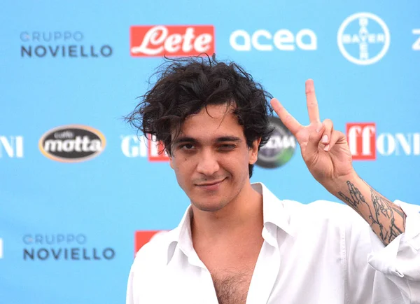 GIFFONI VALLE PIANA - 23 Temmuz 2022: Alberto Cotta Ramusino namı diğer Tananai Giffoni Film Festivali 2022 - 23 Temmuz 2022 tarihinde Giffoni Valle Piana, İtalya.