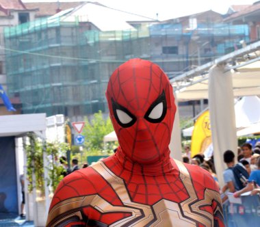 GIFFONI VALLE PİANA - 27 Temmuz 2022: İtalyan dublör ve Örümcek Adam Kostümcüsü Marko Noctis, Giffoni Film Festivali 2022 'de 27 Temmuz 2022' de Giffoni Valle Piana, İtalya 'da mavi halıya katıldı..