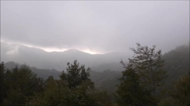 Zaman aşımı: Foggy Mountain Peyzajı, Güney İtalya, 20 Ekim 2022.