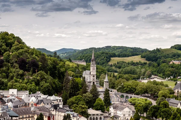 Pilgrimsfärd stad i lourdes — Stockfoto