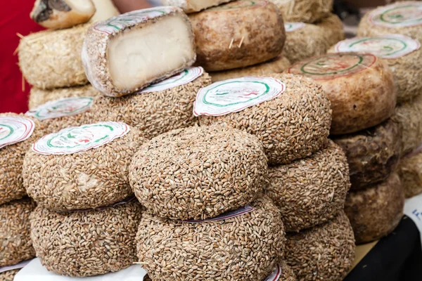 Traditioneller italienischer Käse — Stockfoto