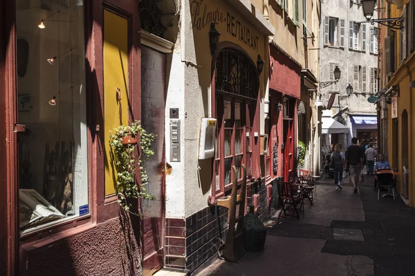 Один з вузькими вуличками стару частину міста Ніцца в Фран — стокове фото