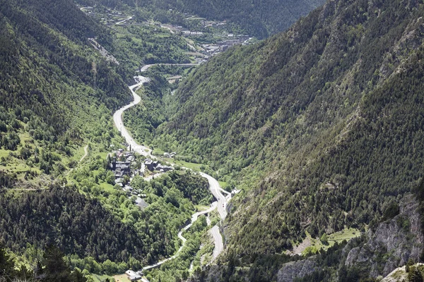 Route de montagne vue dans la vallée — Photo