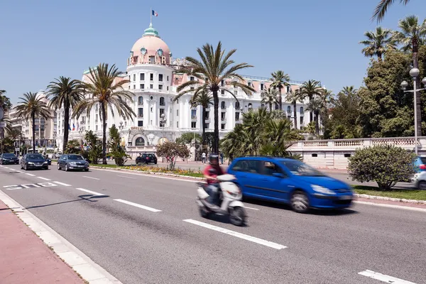 Fr இல் உள்ள நைஸில் உள்ள Promenade des Anglais இல் பிரபலமான ஹோட்டல் Negresco — ஸ்டாக் புகைப்படம்