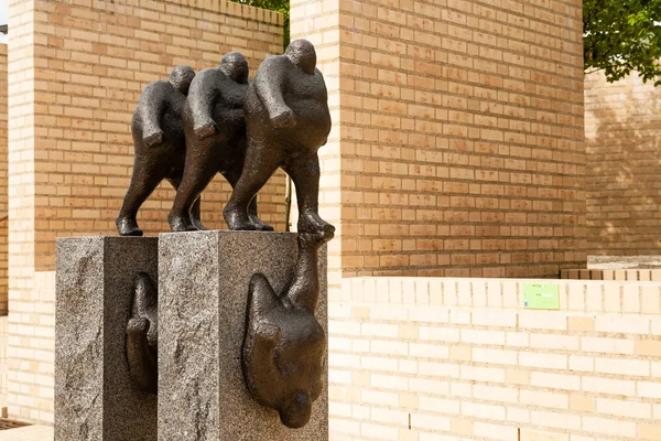 Escultura de bronze - Ser ou não ser — Fotografia de Stock