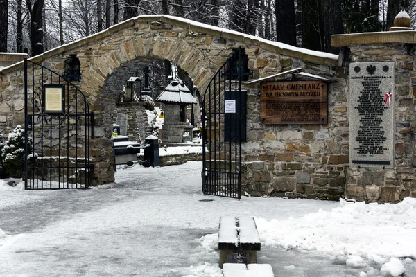 Hoofdpoort naar oude kerkhof in zakopane — Stockfoto