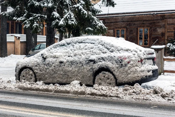 Car in dirty snow on side of the road — Stock Photo, Image