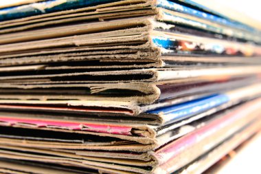 kağıttan yapılmış kapakları vinil kayıtların yığını