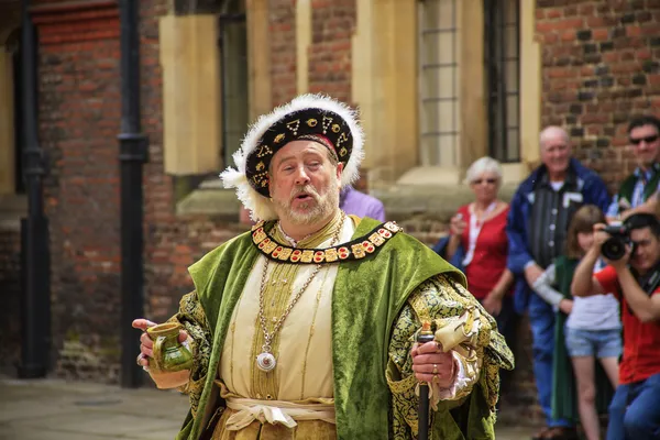 Een acteur portretteert koning Hendrik viii — Stockfoto