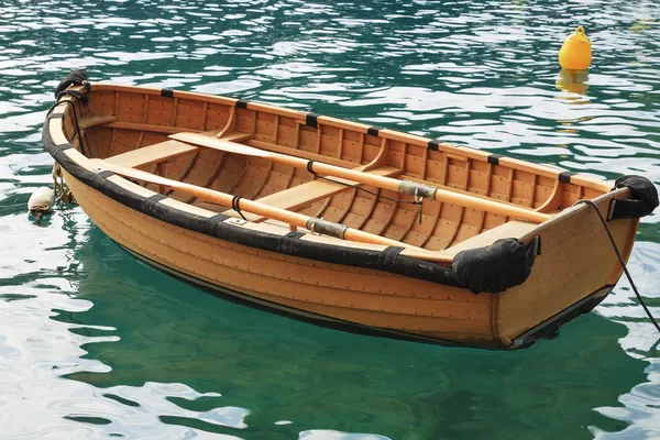 Pequeno barco de pesca na água — Fotografia de Stock