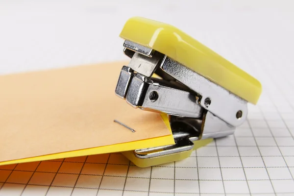 Stapler and paper — Stock Photo, Image