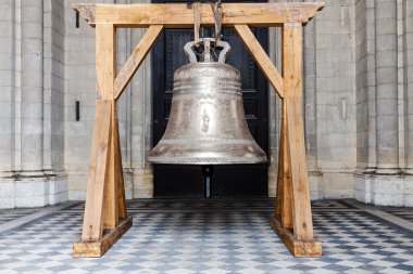 Bell Orleans Kilisesi önünde