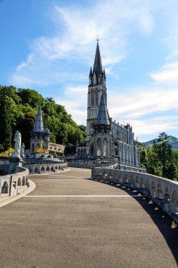 Lourdes tespih Bazilikası