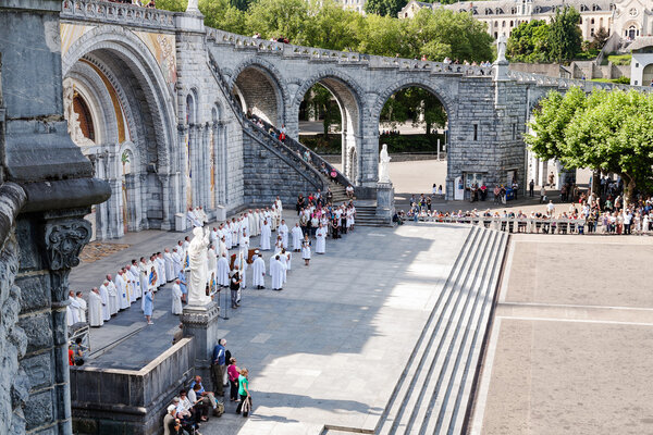 Mass attended by many priests