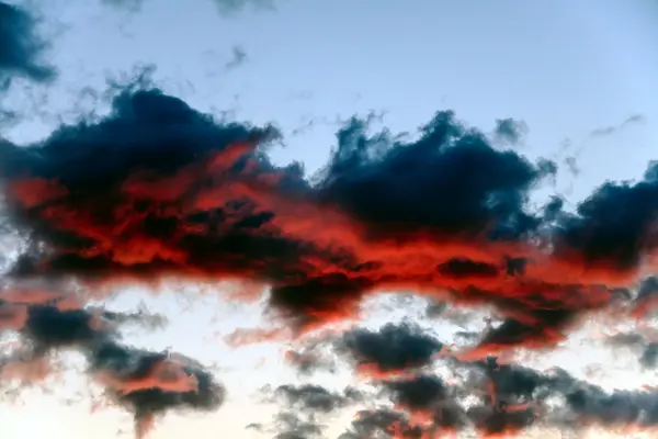 濃い青、雲赤で点灯 — ストック写真